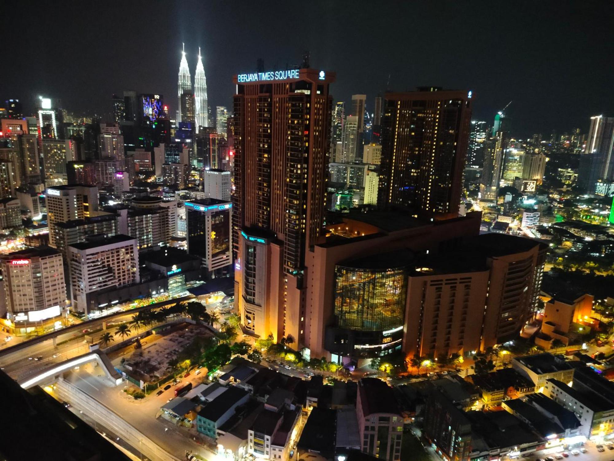 Lucentia Residence Has An Amazing Pool Kuala Lumpur Luaran gambar